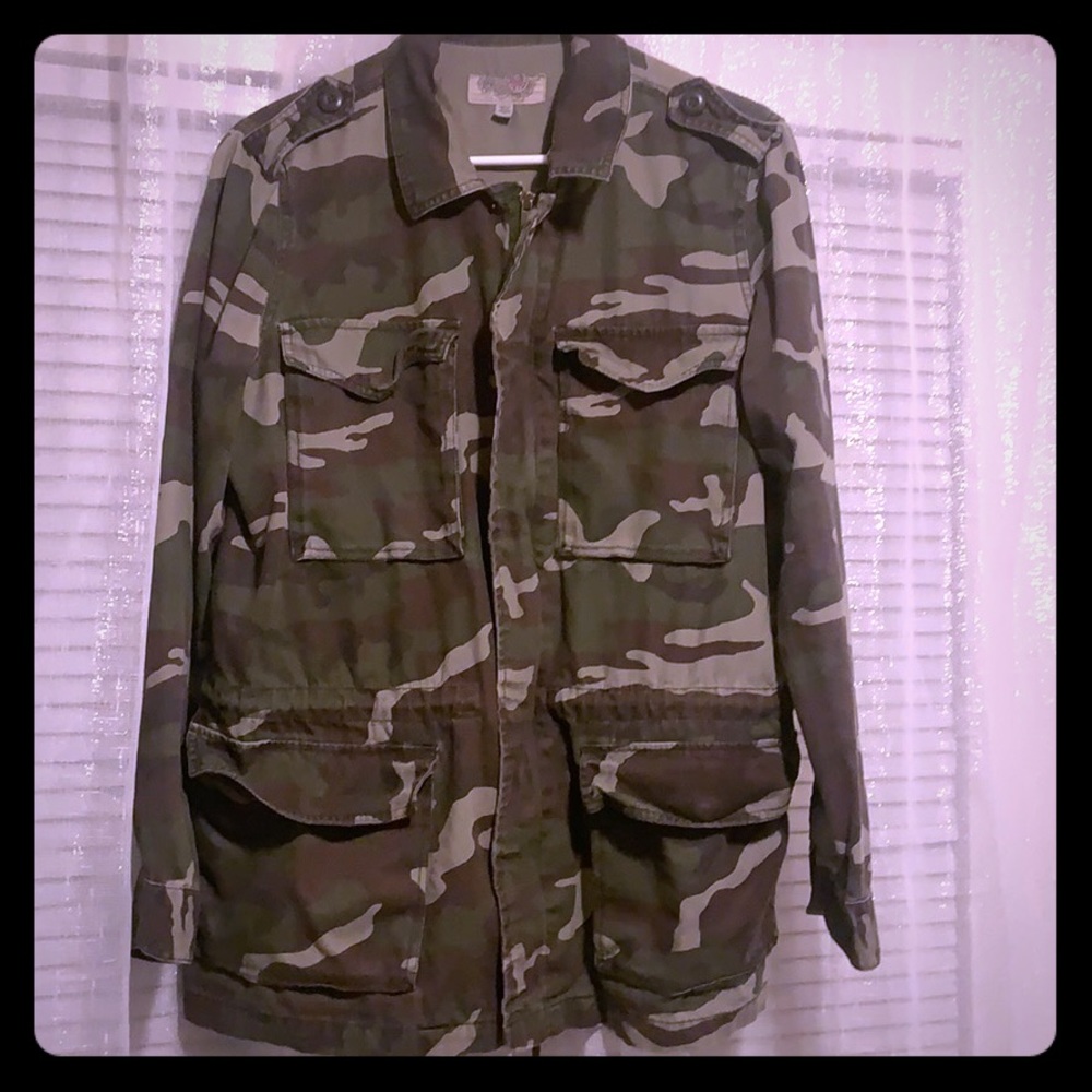 Camo jacket Size L, super cute and trendy.